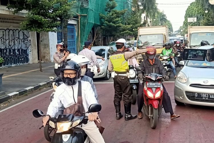 Dua ruas jalan yang kerap menjadi pusat keramaian di Kota Bandung yakni jalan Asia Afrika dan Jalan Ir H Juanda (Dago) menjadi pilot project pelaksanaan penyekatan kendaraan dengan sistem ganjil genap.