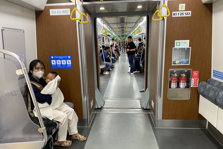 Masih Diduduki Penumpang Umum, Kursi Prioritas KRL Sebenarnya untuk Siapa?