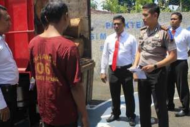 Kpaolres Batang, Jawa Tengah, AKBP Joko Setiono menginterogasi dua pelaku pencurian kayu di wilayah hutan Alas Roban.