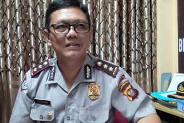 Pjs. Kabid Humas Polda Kalbar, AKBP Badarudin saat memberikan keterangan kepada wartawan di press room Mako Polda Kalbar (28/4/2016)