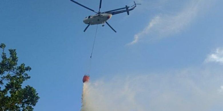 Satu unit helikopter dari BPBD Provinsi Kalbar diterjunkan untuk memadamkan api karhutla di Desa Sungai Rasau 

