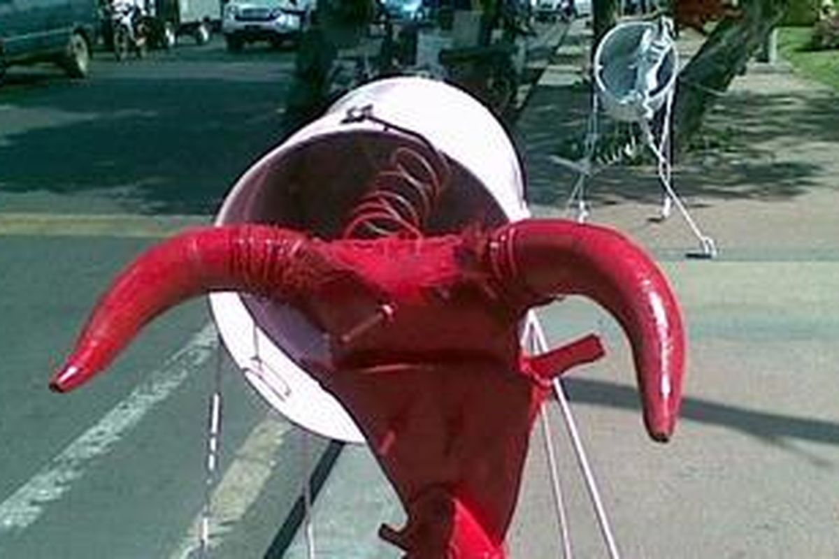 Seniman Surabaya memprotes kebijakan impor sapi dengan meletakkan miniatur sapi di sepanjang trotoar Jl Yos Sudarso Surabaya, Selasa (19/7/2011).