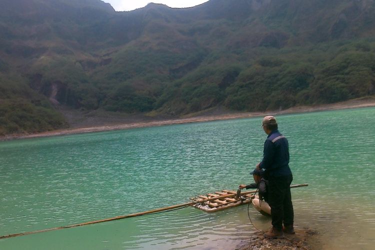 Petugas PVMBG memasang Hobo, alat pengukur temperatur air danau kawah Gunung Kelud, Jawa Timur, pada medio September 2023..