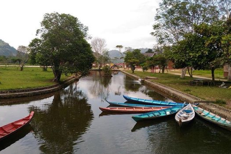 Tempat wisata bernama Kampung Sarosah di Lembah Harau, Kabupaten Lima Puluh Kota, Sumatera Barat.