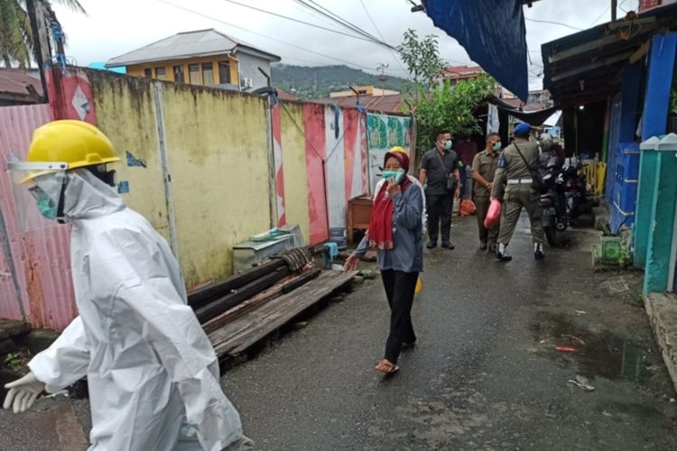 Tim gugus tugas Covid-19 dan tenaga medis menjemput, TT salah satu pasien positif corona di rumahnya di Kecamatan Nusaniwe Ambon, Mingu (7/6/2020). TT dijemput tim medis dan kembali dibawa ke lokasi karantina setelah ia sempat kabur dari lokasi tersebut