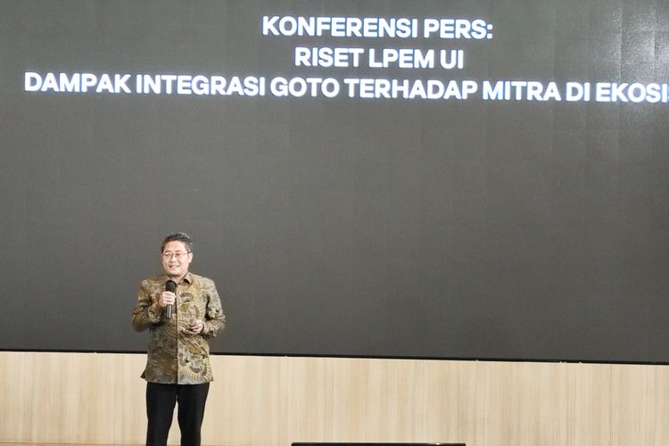 Kepala Lembaga Penyelidikan Ekonomi dan Masyarakat Fakultas Ekonomi dan Bisnis Universitas Indonesia (LPEM FEB UI) Chaikal Nuryakin memberi kata sambutan dalam acara konferensi pers di Tokopedia Tower, Jakarta Selatan, Selasa (20/6/2023)