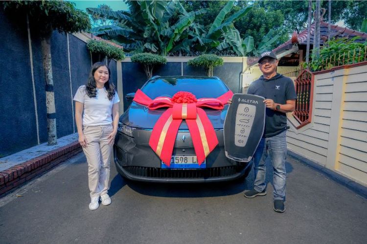 Penyerahan mobil Aletra kepada konsumen. 
