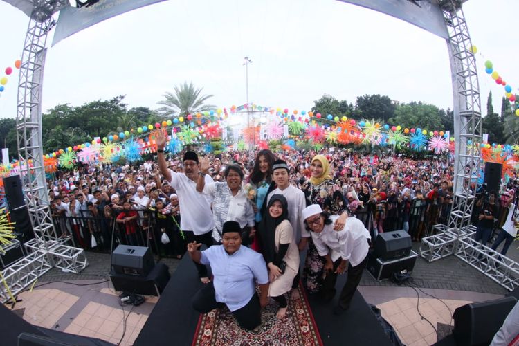 Tim produksi Si Doel The Movie 2 menggelar acara Bukber Raya yang diadakan di Masjid Al Barkah Bekasi pada Sabtu (18/5/2019).