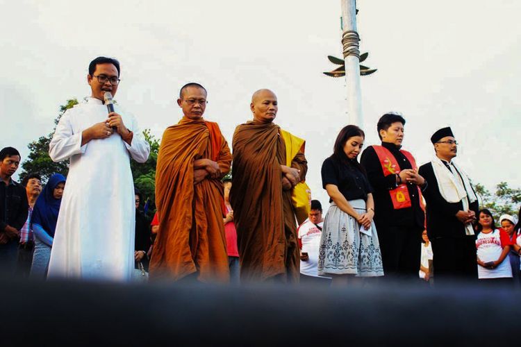 Tokoh lintas agama menggelar doa bersama di Alun-alun Purwokerto, Banyumas, Jawa Tengah, beberapa waktu lalu.