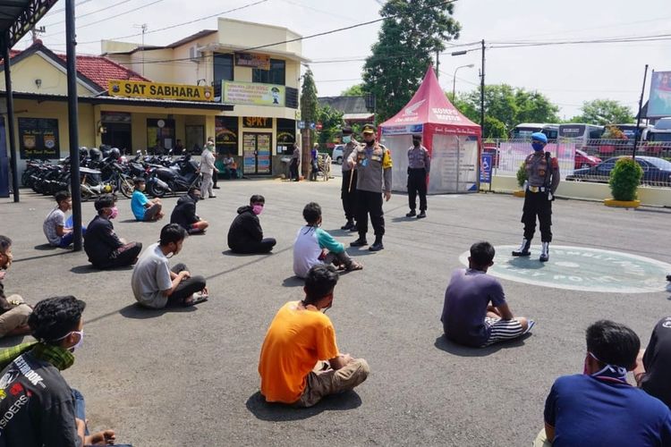 Kapolres Purbalingg, AKBP Muhammad Syafii Maula memberikan pembinaan kepada puluhan pelaku aksi perang sarung di Mapolres Purbalingga, Jumat (8/5/2020).