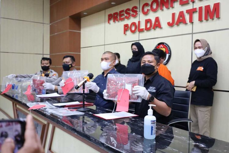 Kabid Humas Polda Jawa Timur Kombes Pol Gatot Repli Handoko, Saat Memberikan Keterangan Pers Rilis di Mapolda Jatim, Kamis (25/11/2021).