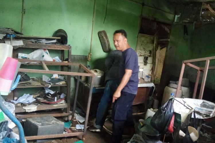 Suasana didalam rumah penjual tanaman hias saat digeledah direktorat reserse kriminal umum Polda Sumsel