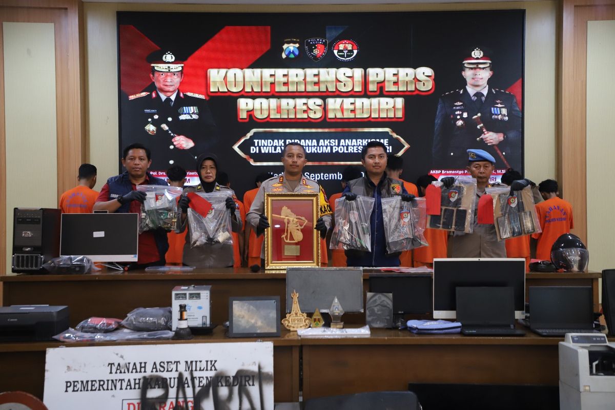 Polres Kediri, Jawa Timur, Selasa (2/9/2025) menunjukkan barang bukti dan tersangka kasus kerusuhan aksi solidaritas Affan Kurniawan yang berakhir ricuh 30-31 Agustus 2025.