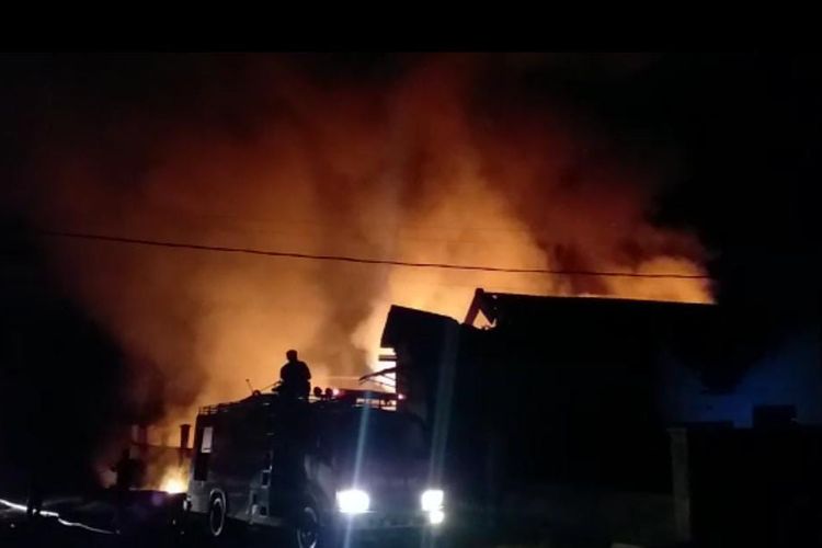 Rumah yang diduga sebagai gudang solar di Bondowoso terbakar, ini penyebabnya 