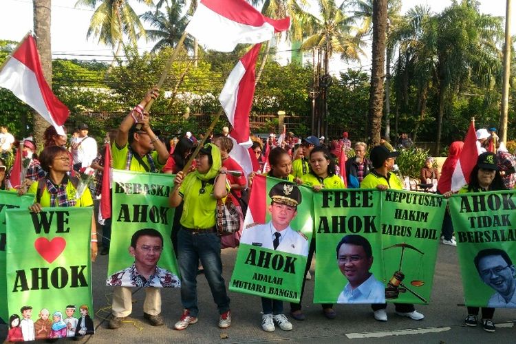 Massa pendukung Basuki Tjahaja Purnama atau Ahok berkumpul di Jalan RM Harsono, Jakarta Selatan, Selasa (9/5/2017). Mereka hadir untuk memberi dukungan jelang sidang vonis Ahok dalam kasus dugaan penodaan agama.