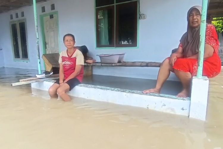 Warga Desa Rojopolo, Kecamatan Jatiroto, Lumajang, terjebak banjir di rumahnya, Jumat (31/10/2025)