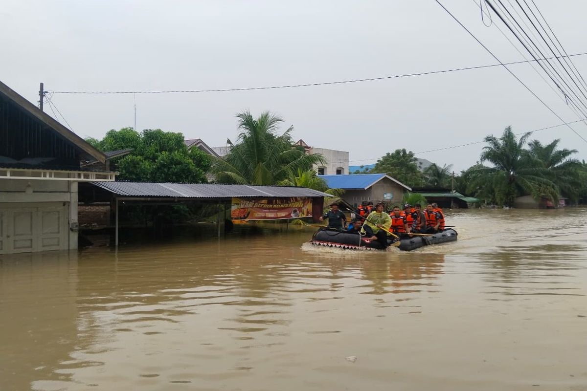 Evakuasi warga di Desa Reuleut Timu, Kecamatan Muara Batu, Kabupaten Aceh Utara, Sabtu (29/11/2025).