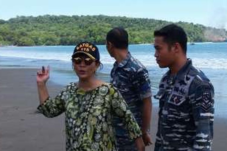 Menteri Kelautan dan Perikanan Susi Pudjiastuti bersama anggota Satuan Tugas 115 di lokasi peledakan kapal MV Viking di Pantai Pangandaran, Jawa Barat, Senin (14/3/2016).