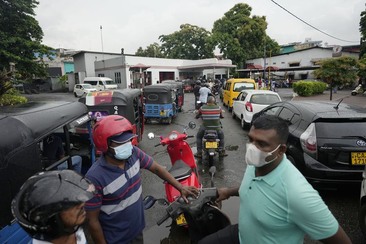 Sri Lanka kehabisan bensin dan berakibat antrean panjang orang-orang untuk mengisi BBM di SPBU Colombo, ibu kota negara itu, Sabtu (11/6/2022). Krisis Sri Lanka bangkrut terjadi setelah gagal bayar utang luar negeri 51 miliar dollar AS (Rp 757,5 triliun) pada April.