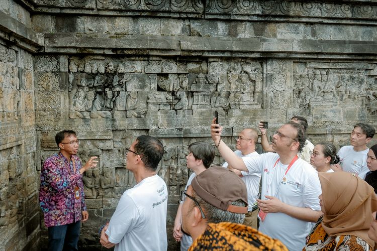Menteri Pariwisata dan Ekonomi Kreatif Sandiaga Uno mengajak para delegasi ATF 2023 keliling ke Candi Borobudur, Magelang, Minggu (5/2/2023).