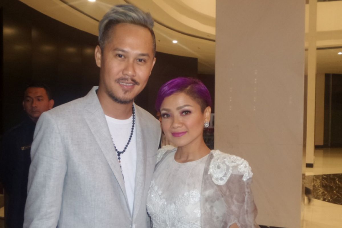 Nirina Zubir dan suaminya, Ernest Syarif, menghadiri pergelaran Indonesian Movie Actors Awards 2017, yang diadakan di Plenary Hall MNC News Center, Jakarta Pusat, Kamis (18/5/2017) malam.