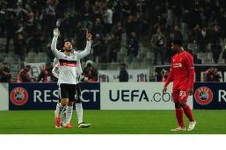 Pemain Besiktas, Tolgay Ali Arslan merayakan gol yang dicetaknya ke gawang Liverpool pada leg kedua babak 32 besar Liga Europa di Ataturk Olympic stadium, Kamis (26/2/2015).