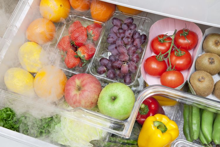 Ilustrasi menyimpan buah dan sayuran di kulkas. 