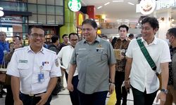 Airlangga Pantau Aktivitas Ekonomi Pascapandemi Masyarakat di Stasiun Gambir