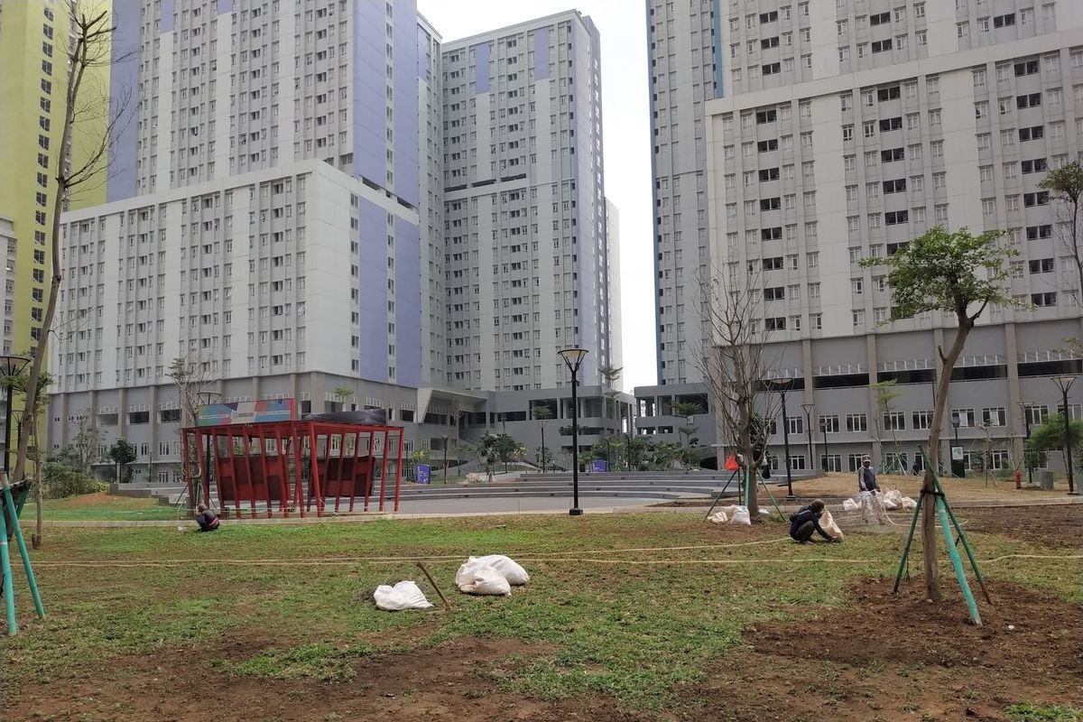 Area taman yang sedang dibereskan oleh petugas kebun di Wisma Atlet.