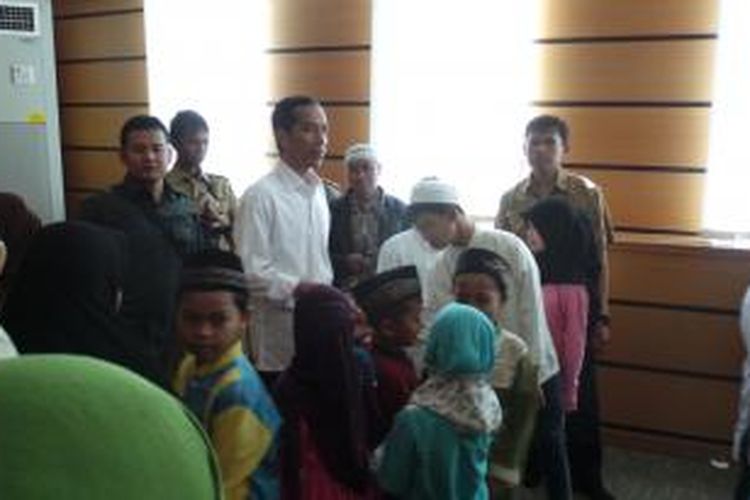 Gubernur DKI Jakarta Joko Widodo saat mengunjungi Kantor Wali Kota Jakarta Utara, Tanjung Priok, Rabu (24/7/2013). Ia mengunjungi pasar murah yang diselenggarakan Wali Kota Jakarta Utara.