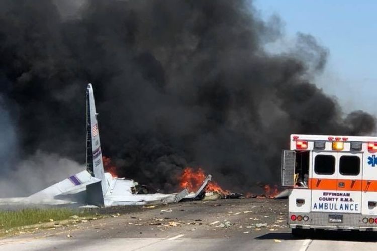 Pesawat kargo milik militer AS terjatuh di jalan raya, di Savannah, Georgia, Rabu (2/5/2018). (AFP/IAFF Local 574)