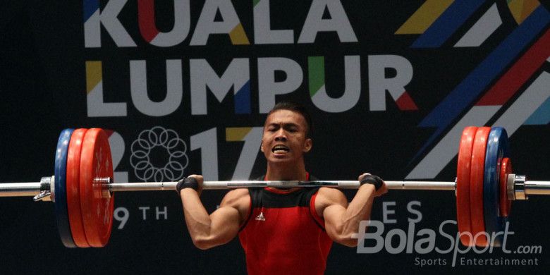 Atlet angkat besi Indonesia, Deni, saat tampil di nomor angkat besi kelas 69 Kg pada SEA Games 2017 di Mitec, Kuala Lumpur, Malaysia, Selasa (29/8/2017).