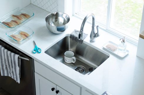 5 Penyebab dan Cara Mengatasi Wastafel Dapur Kotor dan Bau 