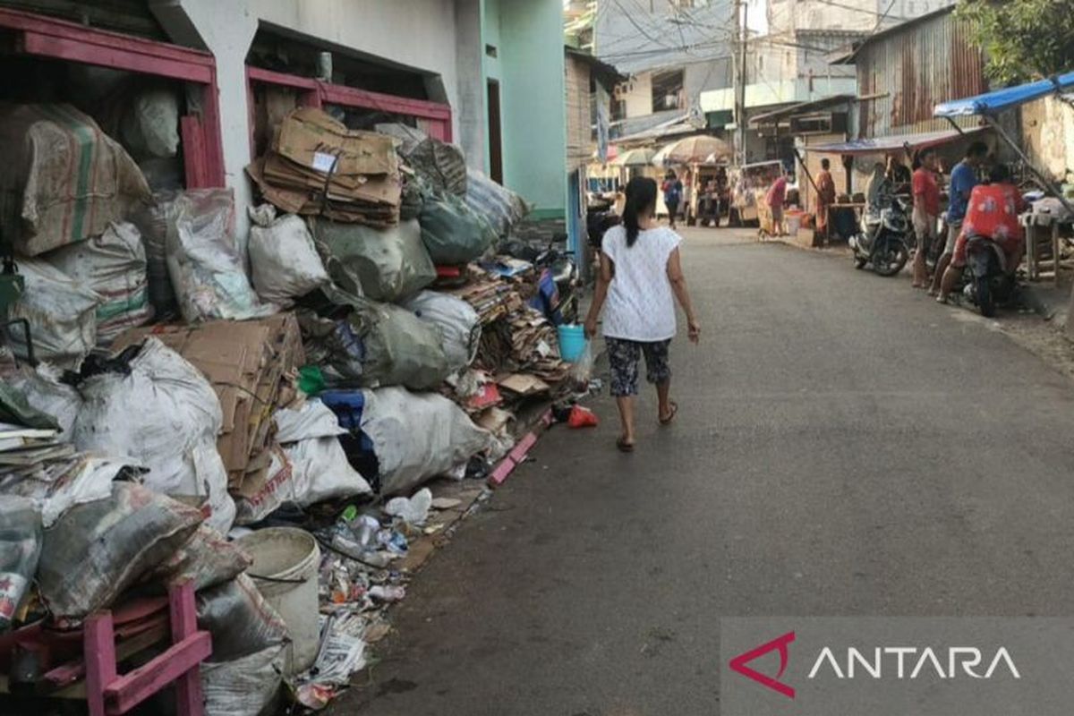Kondisi lapak barang bekas di tengah permukiman warga Pulogadung, Jakarta (16/9/2022).