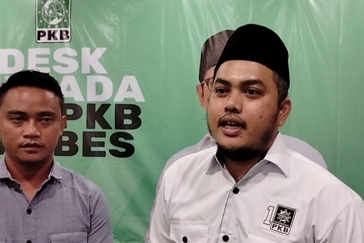 Ketua Desk Pilkada DPC PKB Brebes, Ahmad Soleh usai menyerahkan formulir pendaftaran Pilkada kepada salah satu warga Heri Laksono (31) seorang pengusaha muda asal Brebes, di Kantor DPC PKB Brebes, Rabu (15/5/2024) malam.