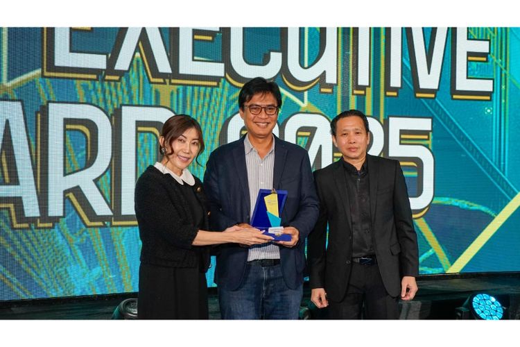 Direktur Pemasaran Asuransi Tugu Insurance Ery Widiatmoko (tengah) menerima penghargaan Contact Center Service Excellence Award 2025 dalam ajang The Most Comprehensive Customer Experience Award di Jakarta