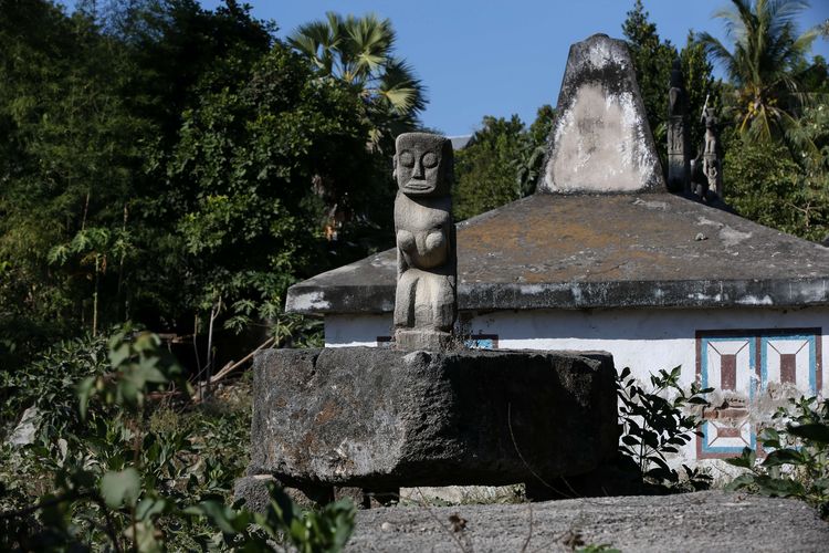 Kubur batu di Kampung Raja Prailiu, Waingapu, Sumba Timur. Kuburan batu besar yang identik dengan jaman megalitikum, bisa dengan mudah ditemui di Pulau Sumba.