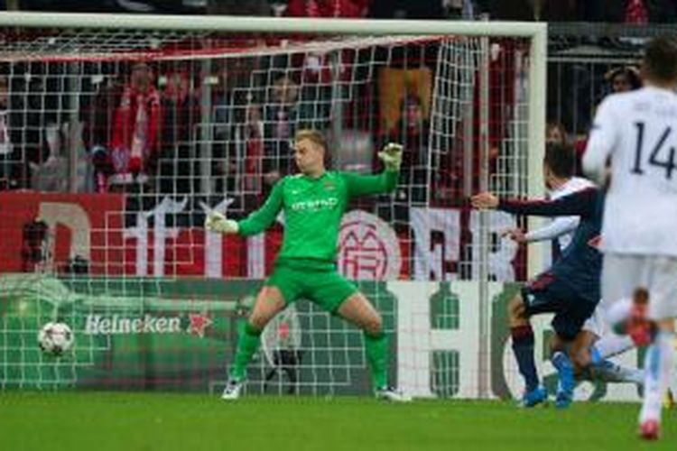 Striker Bayern Muenchen, Thomas Mueller, saat mencetak gol ke gawang Manchester City pada matchday keenam Grup D Liga Champions di Allianz Arena, Selasa (11/12/2013). 