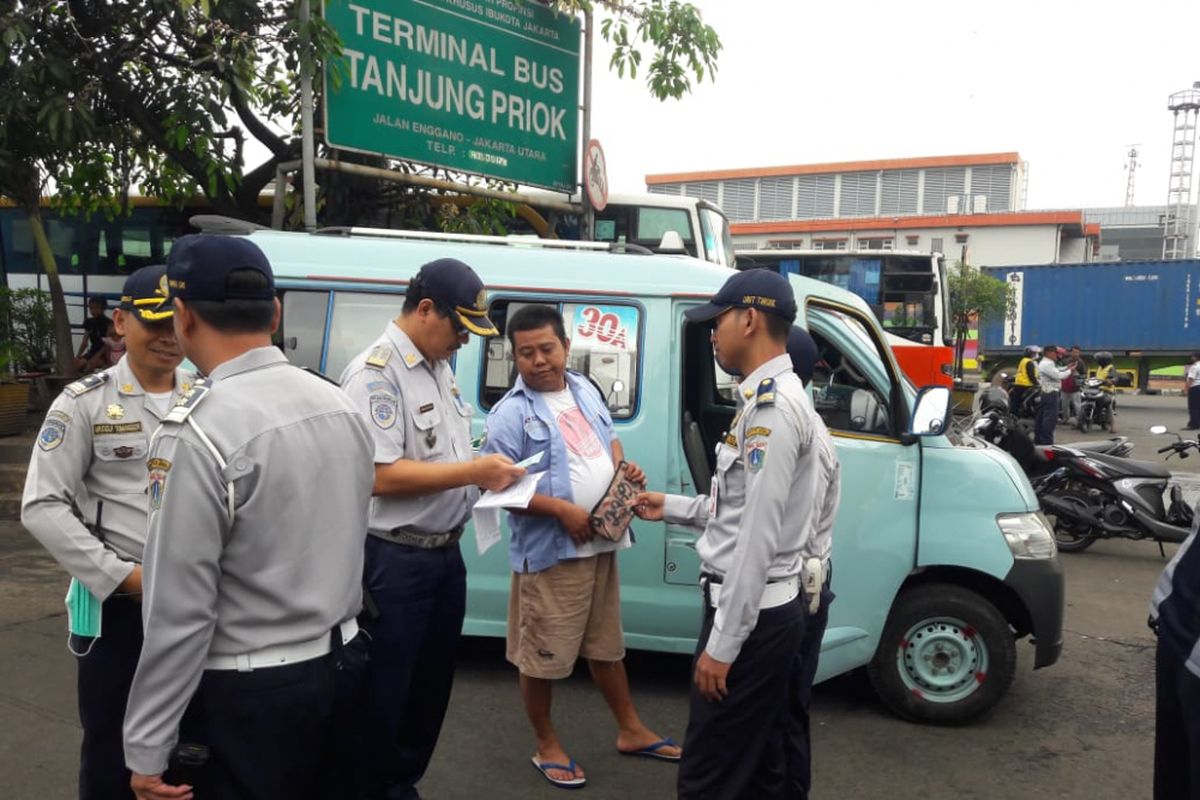 Suku Dinas Perhubungan Jakarta Utara dan Satuan Lalu Lintas Wilayah Jakarta Utara menggelar razia terhadap supir angkot di Terminal Tanjung Priok, Selasa (26/6/2018).