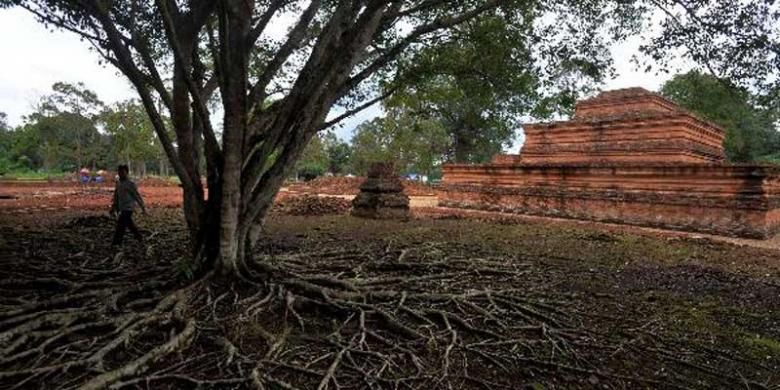 Pengunjung melihat Candi Tinggi di Kompleks Situs Candi Muaro Jambi di Kabupaten Muaro Jambi, Jambi, Sabtu (10/11/2012). Kompleks situs ini luasnya sekitar 17,5 kilometer persegi dan diperkirakan ada sekitar 110 buah candi. Situs Muarao Jambi yang diperkirakan dibangun sejak abad ke-4 hingga ke-11 Masehi ini menjadi tempat pengembangan ajaran Buddha pada masa Melayu Kuno.  