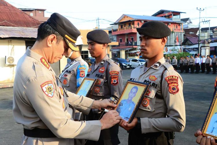 Kapolresta Pulau Ambon Kombes Pol Driyano Ibrahim memimpin upacara pemberhentian dengan tidak hormat (PTDH) tiga anggotanya di halaman kantor Polresta Pulau Ambon, Jumat (6/10/2023)