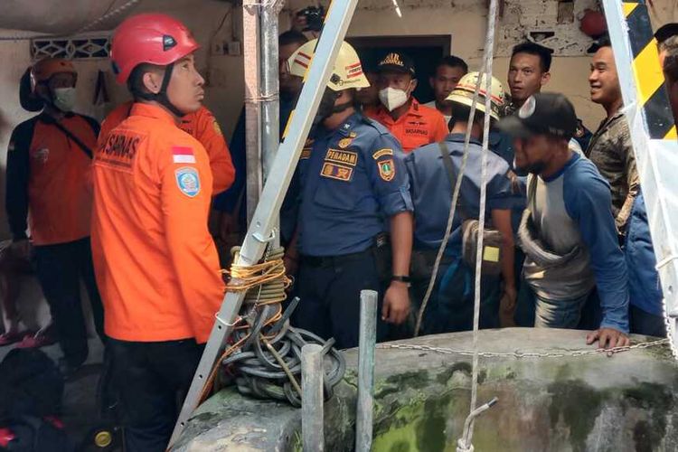 Proses evakuasi seorang pria berinisial HP (38) warga Kelurahan Danukusuman, Kecamatan Serengan, Jawa Tengah, tewas tercebur sumur umum.