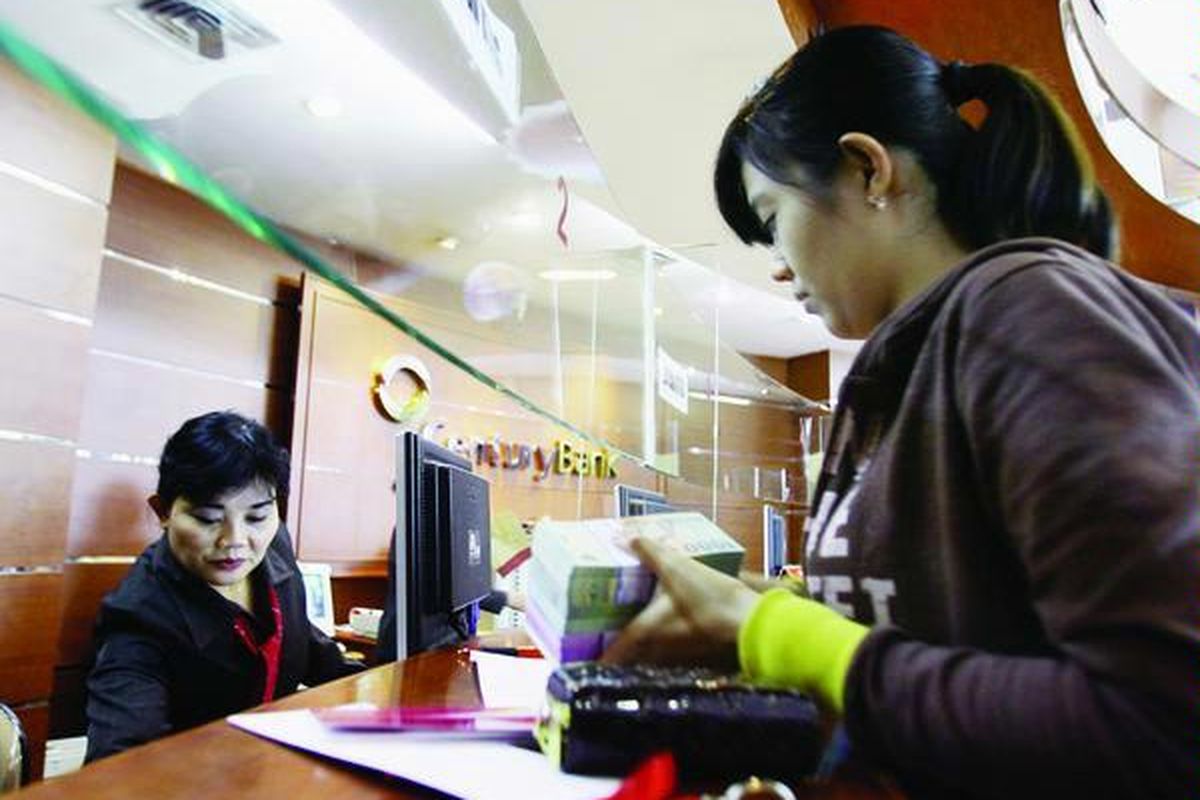 Nasabah mencairkan dana di Bank Century, Senayan, Jakarta, Kamis (22/1). Manajemen Bank Century menetapkan lima strategi bisnis untuk mempercepat proses pemulihan, antara lain memperbaiki kondisi keuangan dengan stabilitas likuiditas.