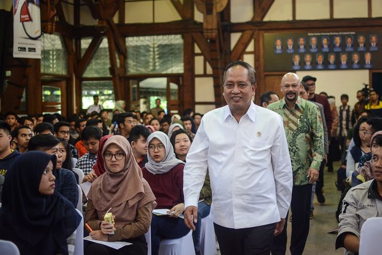 Menristekdikti Mohamad Nasir tiba di Aula Barat Kampus ITB dalam rangkaian  kunjungan kerja di Bandung, Jawa Barat, Jumat (1/2/2019). Dalam kunjungan tersebut, Menristekdikti memberi memberikan pandangannya tentang industri riset dan peluang usaha digital di era milenial dalam acara  talkshow yang bertema The Critical Importance of Industry Research. ANTARA FOTO/Raisan Al Farisi/NZ.