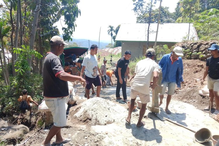 Tak Menunggu Perbaikan, Warga Manggarai Patungan Perbaiki Jalan Rusak