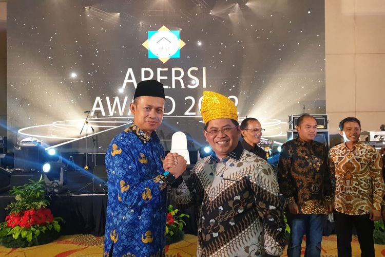 Dirjen Perumahan Kementerian PUPR Iwan Suprijanto dan Ketua Umum DPP Apersi Junaidi Abdillah saat menghadiri HUT ke-24 Apersi di Jakarta, Kamis (10/11/2022).