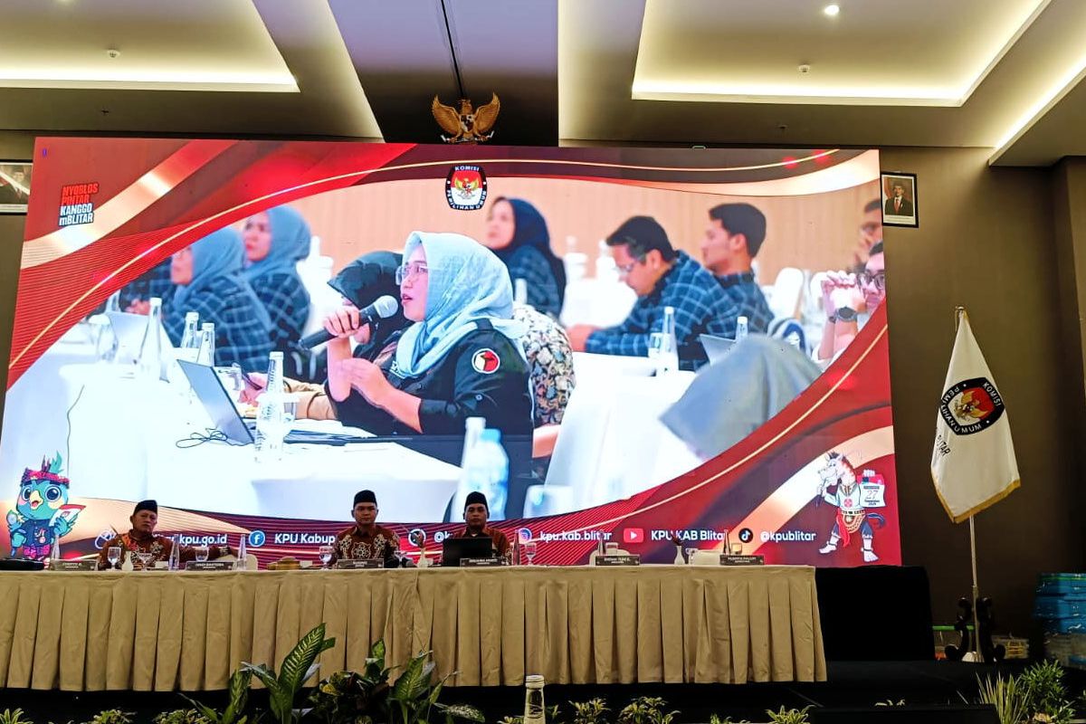 Rapat pleno KPU Kabupaten Blitar di Hotel Santika, Jalan Soekarno, Kota Blitar, Kamis (5/12/2024).
