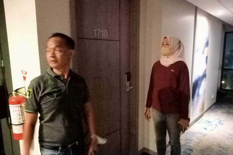 Tim polisi gabungan Polrestabes Surabaya dan Polda Jatim memeriksa lokasi kamar hotel tempat video Kebaya Merah diduga dibuat.