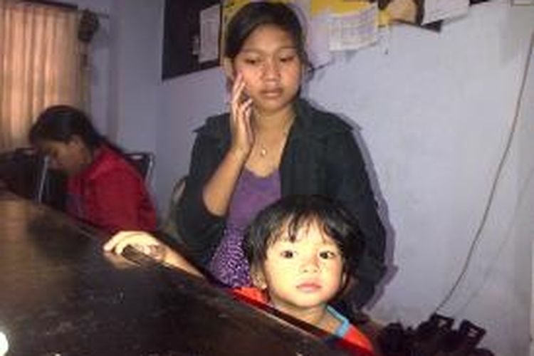 Wihayati (20) warga lingkungan Junggul, Bandungan melaporkan suaminya, Dwi Nuryanto (33) dan kedua mertuanya atas tudingan penganiayaan ke Mapolres Semarang, jUmat (23/1/2015).