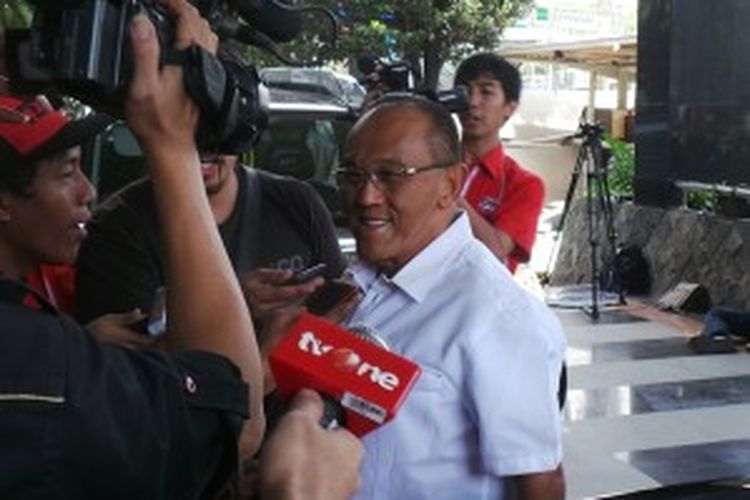  Ketua Umum DPP Golkar Aburizal Bakrie, menjenguk Gubernur Riau Rusli Zainal, yang ditahan di Rutan KPK, Senin (1/7/2013). Rusli, yang juga politisi Golkar, menjadi tersangka kasus dugaan korupsi PON Riau. 